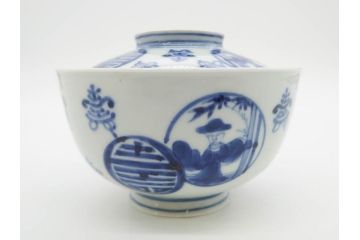 古伊万里　古玩　染付　窓絵　約13cm　4.1寸　丁寧に絵付けされた細かな模様が目を引く蓋付き茶碗2客セット(中国?、人物、壽、寿、蓋茶碗、和食器、どんぶり、四寸一分)(R-079604)