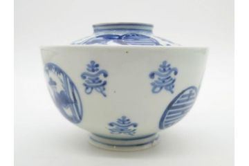 古伊万里　古玩　染付　窓絵　約13cm　4.1寸　丁寧に絵付けされた細かな模様が目を引く蓋付き茶碗2客セット(中国?、人物、壽、寿、蓋茶碗、和食器、どんぶり、四寸一分)(R-079604)