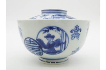 古伊万里　古玩　染付　窓絵　約13cm　4.1寸　丁寧に絵付けされた細かな模様が目を引く蓋付き茶碗2客セット(中国?、人物、壽、寿、蓋茶碗、和食器、どんぶり、四寸一分)(R-079604)