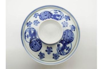 古伊万里　古玩　染付　窓絵　約13cm　4.1寸　丁寧に絵付けされた細かな模様が目を引く蓋付き茶碗2客セット(中国?、人物、壽、寿、蓋茶碗、和食器、どんぶり、四寸一分)(R-079604)