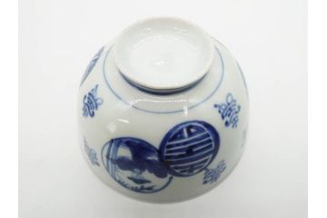 古伊万里　古玩　染付　窓絵　約13cm　4.1寸　丁寧に絵付けされた細かな模様が目を引く蓋付き茶碗2客セット(中国?、人物、壽、寿、蓋茶碗、和食器、どんぶり、四寸一分)(R-079604)