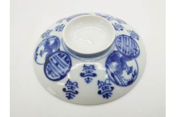 古伊万里　古玩　染付　窓絵　約13cm　4.1寸　丁寧に絵付けされた細かな模様が目を引く蓋付き茶碗2客セット(中国?、人物、壽、寿、蓋茶碗、和食器、どんぶり、四寸一分)(R-079604)