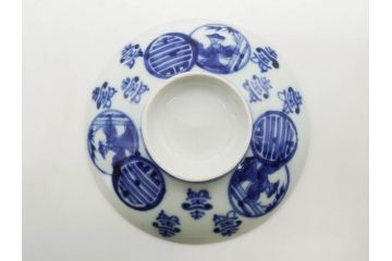 古伊万里　古玩　染付　窓絵　約13cm　4.1寸　丁寧に絵付けされた細かな模様が目を引く蓋付き茶碗2客セット(中国?、人物、壽、寿、蓋茶碗、和食器、どんぶり、四寸一分)(R-079604)