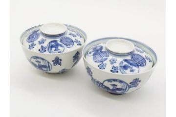古伊万里　古玩　染付　窓絵　約12cm　4寸　緻密な絵付けから匠の美技を感じる蓋付き茶碗2客セット(中国?、人物、壽、寿、蓋茶碗、和食器、どんぶり、四寸)(R-079605)