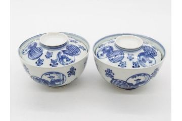 古伊万里　古玩　染付　窓絵　約12cm　4寸　緻密な絵付けから匠の美技を感じる蓋付き茶碗2客セット(中国?、人物、壽、寿、蓋茶碗、和食器、どんぶり、四寸)(R-079605)