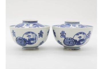 古伊万里　古玩　染付　窓絵　約12cm　4寸　緻密な絵付けから匠の美技を感じる蓋付き茶碗2客セット(中国?、人物、壽、寿、蓋茶碗、和食器、どんぶり、四寸)(R-079605)