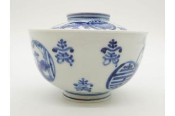 古伊万里　古玩　染付　窓絵　約12cm　4寸　緻密な絵付けから匠の美技を感じる蓋付き茶碗2客セット(中国?、人物、壽、寿、蓋茶碗、和食器、どんぶり、四寸)(R-079605)