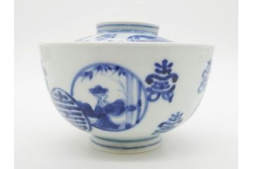古伊万里　古玩　染付　窓絵　約12cm　4寸　緻密な絵付けから匠の美技を感じる蓋付き茶碗2客セット(中国?、人物、壽、寿、蓋茶碗、和食器、どんぶり、四寸)(R-079605)