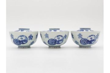 古伊万里　古玩　染付　窓絵　約12cm　4寸　深い味わいを感じる蓋付き茶碗3客セット(中国?、人物、壽、寿、蓋茶碗、和食器、どんぶり、四寸)(R-079606)