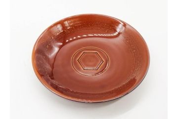十代 大樋長左衛門(年朗)　大樋焼　亀甲紋　飴釉　約21cm　6.9寸　艶やかさが魅力的な中皿(和食器、和皿、共箱付き、裏印、六寸九分)(R-079607)