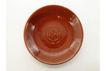 十代 大樋長左衛門(年朗)　大樋焼　亀甲紋　飴釉　約21cm　6.9寸　艶やかさが魅力的な中皿(和食器、和皿、共箱付き、裏印、六寸九分)(R-079607)
