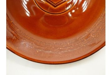 十代 大樋長左衛門(年朗)　大樋焼　亀甲紋　飴釉　約21cm　6.9寸　艶やかさが魅力的な中皿(和食器、和皿、共箱付き、裏印、六寸九分)(R-079607)