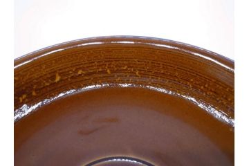 十代 大樋長左衛門(年朗)　大樋焼　亀甲紋　飴釉　約21cm　6.9寸　艶やかさが魅力的な中皿(和食器、和皿、共箱付き、裏印、六寸九分)(R-079607)