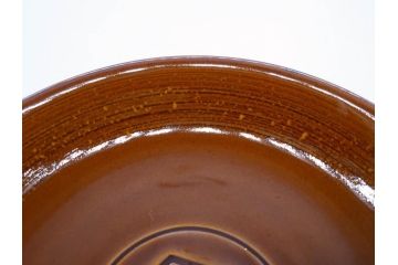 十代 大樋長左衛門(年朗)　大樋焼　亀甲紋　飴釉　約21cm　6.9寸　艶やかさが魅力的な中皿(和食器、和皿、共箱付き、裏印、六寸九分)(R-079607)