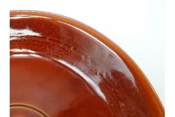 十代 大樋長左衛門(年朗)　大樋焼　亀甲紋　飴釉　約21cm　6.9寸　艶やかさが魅力的な中皿(和食器、和皿、共箱付き、裏印、六寸九分)(R-079607)