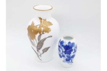 大倉陶園(OKURA、OAC)　金蝕カトレア 高さ 約27cm/ブルーローズ 高さ 約15cm　気品漂う花瓶2点セット(バラ、薔薇、金彩、花生け、花器、花入、フラワーベース、白磁)(R-079613)