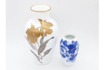 大倉陶園(OKURA、OAC)　金蝕カトレア 高さ 約27cm/ブルーローズ 高さ 約15cm　気品漂う花瓶2点セット(バラ、薔薇、金彩、花生け、花器、花入、フラワーベース、白磁)(R-079613)