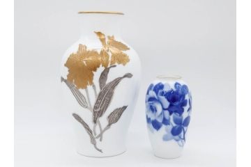 大倉陶園(OKURA、OAC)　金蝕カトレア 高さ 約27cm/ブルーローズ 高さ 約15cm　気品漂う花瓶2点セット(バラ、薔薇、金彩、花生け、花器、花入、フラワーベース、白磁)(R-079613)