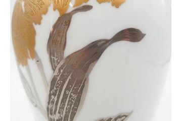 大倉陶園(OKURA、OAC)　金蝕カトレア 高さ 約27cm/ブルーローズ 高さ 約15cm　気品漂う花瓶2点セット(バラ、薔薇、金彩、花生け、花器、花入、フラワーベース、白磁)(R-079613)