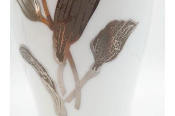 大倉陶園(OKURA、OAC)　金蝕カトレア 高さ 約27cm/ブルーローズ 高さ 約15cm　気品漂う花瓶2点セット(バラ、薔薇、金彩、花生け、花器、花入、フラワーベース、白磁)(R-079613)