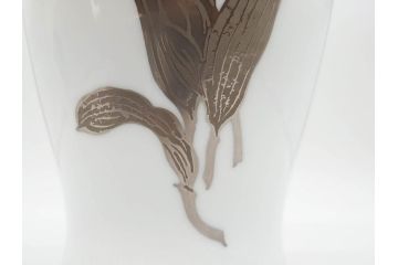 大倉陶園(OKURA、OAC)　金蝕カトレア 高さ 約27cm/ブルーローズ 高さ 約15cm　気品漂う花瓶2点セット(バラ、薔薇、金彩、花生け、花器、花入、フラワーベース、白磁)(R-079613)
