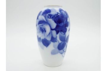 大倉陶園(OKURA、OAC)　金蝕カトレア 高さ 約27cm/ブルーローズ 高さ 約15cm　気品漂う花瓶2点セット(バラ、薔薇、金彩、花生け、花器、花入、フラワーベース、白磁)(R-079613)