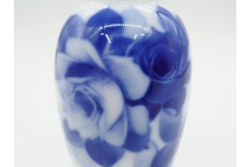 大倉陶園(OKURA、OAC)　金蝕カトレア 高さ 約27cm/ブルーローズ 高さ 約15cm　気品漂う花瓶2点セット(バラ、薔薇、金彩、花生け、花器、花入、フラワーベース、白磁)(R-079613)