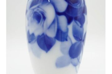大倉陶園(OKURA、OAC)　金蝕カトレア 高さ 約27cm/ブルーローズ 高さ 約15cm　気品漂う花瓶2点セット(バラ、薔薇、金彩、花生け、花器、花入、フラワーベース、白磁)(R-079613)
