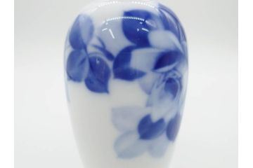 大倉陶園(OKURA、OAC)　金蝕カトレア 高さ 約27cm/ブルーローズ 高さ 約15cm　気品漂う花瓶2点セット(バラ、薔薇、金彩、花生け、花器、花入、フラワーベース、白磁)(R-079613)