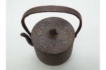 明治44年　三巌堂　未使用　南部　大同生命記念　時を重ねた趣のある南部鉄瓶(三厳堂、湯沸、湯瓶、茶道具、茶器)(R-079614)