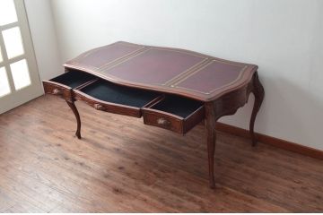 中古　高級品!!　アメリカブランド家具　ジョージアンレーン社(GEORGIAN LANE)　美しい彫刻と猫脚の大きなレザートッププレジデントデスク(在宅ワーク用、テーブル、在宅用)(R-079617)