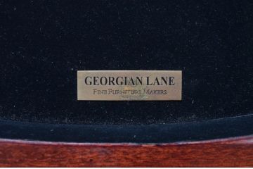 中古　高級品!!　アメリカブランド家具　ジョージアンレーン社(GEORGIAN LANE)　美しい彫刻と猫脚の大きなレザートッププレジデントデスク(在宅ワーク用、テーブル、在宅用)(R-079617)