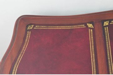 中古　高級品!!　アメリカブランド家具　ジョージアンレーン社(GEORGIAN LANE)　美しい彫刻と猫脚の大きなレザートッププレジデントデスク(在宅ワーク用、テーブル、在宅用)(R-079617)