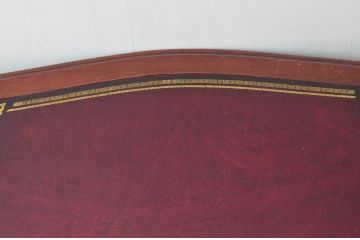 中古　高級品!!　アメリカブランド家具　ジョージアンレーン社(GEORGIAN LANE)　美しい彫刻と猫脚の大きなレザートッププレジデントデスク(在宅ワーク用、テーブル、在宅用)(R-079617)