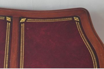 中古　高級品!!　アメリカブランド家具　ジョージアンレーン社(GEORGIAN LANE)　美しい彫刻と猫脚の大きなレザートッププレジデントデスク(在宅ワーク用、テーブル、在宅用)(R-079617)