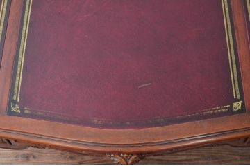 中古　高級品!!　アメリカブランド家具　ジョージアンレーン社(GEORGIAN LANE)　美しい彫刻と猫脚の大きなレザートッププレジデントデスク(在宅ワーク用、テーブル、在宅用)(R-079617)