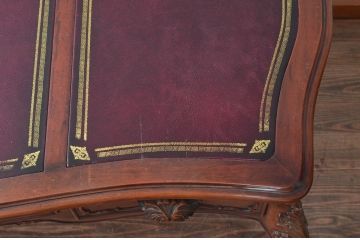 中古　高級品!!　アメリカブランド家具　ジョージアンレーン社(GEORGIAN LANE)　美しい彫刻と猫脚の大きなレザートッププレジデントデスク(在宅ワーク用、テーブル、在宅用)(R-079617)