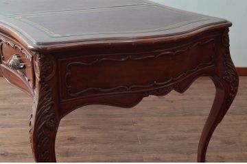 中古　高級品!!　アメリカブランド家具　ジョージアンレーン社(GEORGIAN LANE)　美しい彫刻と猫脚の大きなレザートッププレジデントデスク(在宅ワーク用、テーブル、在宅用)(R-079617)
