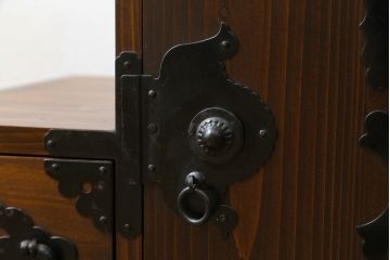 中古　民芸家具　組み立て式　和の情緒あふれる両面使いの階段箪笥(民芸箪笥、収納箪笥、和タンス)(R-079619)