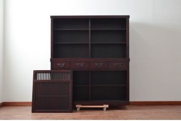 中古　美品　格子デザインが凛とした和を演出する二段重ね水屋箪笥(食器棚、戸棚、収納棚、キャビネット)(R-079620)
