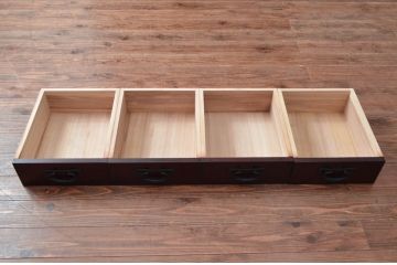 中古　美品　格子デザインが凛とした和を演出する二段重ね水屋箪笥(食器棚、戸棚、収納棚、キャビネット)(R-079620)