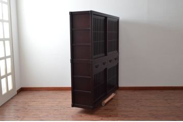 中古　美品　格子デザインが凛とした和を演出する二段重ね水屋箪笥(食器棚、戸棚、収納棚、キャビネット)(R-079620)