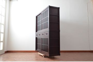 中古　美品　格子デザインが凛とした和を演出する二段重ね水屋箪笥(食器棚、戸棚、収納棚、キャビネット)(R-079620)