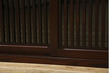 中古　美品　格子デザインが凛とした和を演出する水屋箪笥サイドボード(食器棚、戸棚、収納棚、サイドキャビネット)(R-079621)