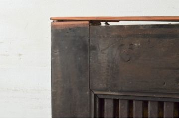 アンティーク建具　重厚　ツートンカラー漆塗り　堂々とした佇まいが存在感を放つ格子蔵戸1枚(玄関戸、格子戸、引き戸)(R-079624)