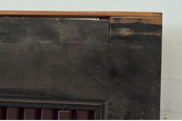 アンティーク建具　重厚　ツートンカラー漆塗り　堂々とした佇まいが存在感を放つ格子蔵戸1枚(玄関戸、格子戸、引き戸)(R-079624)
