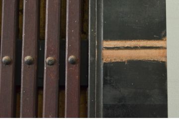 アンティーク建具　重厚　ツートンカラー漆塗り　堂々とした佇まいが存在感を放つ格子蔵戸1枚(玄関戸、格子戸、引き戸)(R-079624)