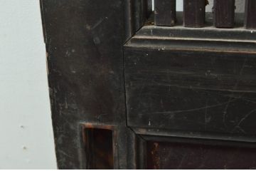 アンティーク建具　重厚　ツートンカラー漆塗り　堂々とした佇まいが存在感を放つ格子蔵戸1枚(玄関戸、格子戸、引き戸)(R-079624)