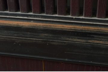 アンティーク建具　重厚　ツートンカラー漆塗り　堂々とした佇まいが存在感を放つ格子蔵戸1枚(玄関戸、格子戸、引き戸)(R-079624)