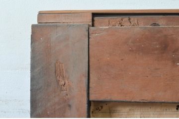 アンティーク建具　重厚　ツートンカラー漆塗り　堂々とした佇まいが存在感を放つ格子蔵戸1枚(玄関戸、格子戸、引き戸)(R-079624)
